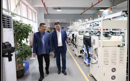 <div dir="auto"><strong>EXPANSION PLANS</strong>. Trade and Industry Undersecretary Ceferino Rodolfo (left) and Shenzhen Grandsun chairman and founder Charles Wu visit the Zhaoqing facility of the Chinese consumer electronics company on Sept. 19, 2023. The company will open two new factories in Batangas in 2025. <em>(Photo from BOI)</em></div>