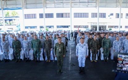 <p><strong>UPHOLD SOVEREIGNTY.</strong> Armed Forces of the Philippines chief Gen. Romeo Brawner Jr. (left) poses for a souvenir picture with Philippine Navy personnel during his visit to their headquarters in Manila on Tuesday (Sept. 26, 2023). Brawner was welcomed by Philippine Navy flag officer in command Vice Admiral Toribio Adaci Jr. <em>(Photo courtesy of AFP)</em></p>