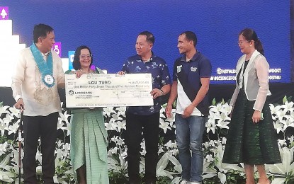 <p><strong>DOST GRANT.</strong> Tubo town in Abra gets a grant from the Department of Science and Technology worth PHP1,047,500 which will be used to build a resilient, smart, and sustainable municipality during the Regional Science, Technology and Innovation Week in Abra on Wednesday (Sept. 27, 2023). Bucay and Lagayan towns in Abra also received grants for specific projects to improve the quality and standard of life of the people in their community. <em>(PNA photo by Liza T. Agoot)</em></p>