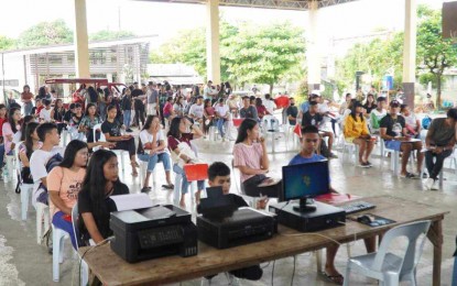 <p><strong>EDUCATIONAL AID</strong>. Indigent students in Libertad town apply for educational assistance during the mobile application process on Sept. 11, 2023. Antique Provincial Youth Development Office head Irish Manlapaz said Wednesday (Sept. 27) around 6,000 poor college students have applied for educational assistance in the seven northern towns of Antique. (<em>PNA photo courtesy of PYDO Antique</em>)</p>