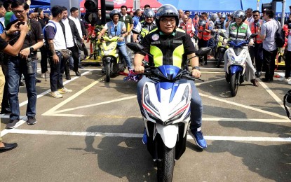 <p><strong>RIDE SAFE.</strong> Metropolitan Manila Development Authority acting chair Don Artes rides a motorcycle at the inauguration of the agency's Motorcycle Riding Academy on Meralco Avenue in Pasig City which opened on Wednesday (Sept. 27, 2023). The academy aims to decrease motorcycle-related accidents by providing theoretical and practical courses on motorcycle riding for free to the public. <em>(PNA photo by Joan Bondoc)</em></p>