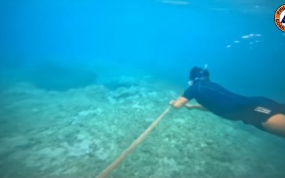 <p><strong>HAZARD.</strong> A Philippine Coast Guard troop removes the floating barriers placed by the China Coast Guard at the Bajo de Masinloc in Zambales. The PCG said the move is in compliance with the orders of President Ferdinand R. Marcos Jr. and National Task Force for the West Philippine Sea chair Secretary Eduardo Año. <em>(Photo courtesy of PCG)</em></p>