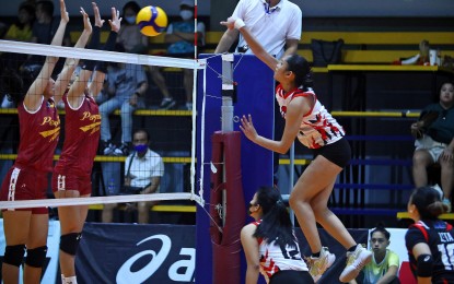 <p><strong>TOPSCORER</strong>. University of the East outside hitter Casiey Monique Dongallo soars for a spike against two defenders of the University of Perpetual Help System DALTA in the 2023 V-League Collegiate Challenge at the Paco Arena in Manila on Wednesday (Sept. 27, 2023). Dongallo had 20 attacks, one block, and one ace as the Lady Warriors won the match, 28-26, 25-23, 25-23, to secure the bronze medal. <em>(Photo courtesy of V-League)</em></p>