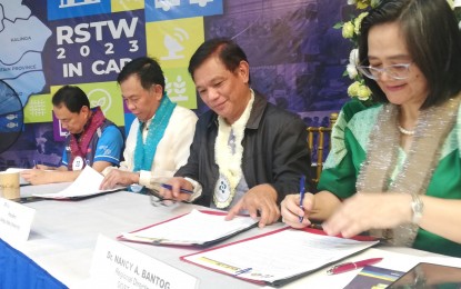 <p><strong>LANDSLIDE SUSCEPTIBILITY APP</strong>. Department of Science and Technology Undersecretary for Regional Affairs Sancho Mabborang (2nd from left) and Kalinga State University (KSU) president Eduardo Bagtang (2nd from right) sign a memorandum of agreement for a mobile application that will allow the public to determine the landslide susceptibility of their location, on Wednesday (Sept. 28, 2023). The app was developed by Ronjohn Gaming, a university professor at KASU. <em>(PNA photo by Liza T. Agoot)</em></p>