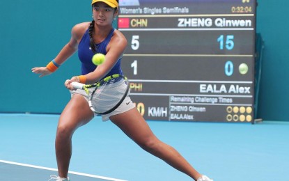 <p><strong>MEDAL DROUGHT ENDED.</strong> Filipino tennis princess Alex Eala returns a forehand against Chinese top seed Zheng Qinwen in their semifinals match in the 19th Asian Games in Hangzhou, China on Thursday (Sept. 28, 2023). Despite losing the match, Eala secured the bronze, ending the country’s 17-year medal drought in tennis. <em>(Photo from PSC-POC Media Group)</em></p>