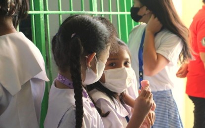 <p><strong>FOR PROTECTION.</strong> The City Health Office (CHO) in Davao City urges students on Thursday (Sept. 28, 2023) to protect themselves by wearing face masks following an increase in the incidence of viral respiratory illnesses among children. CHO also urged all school personnel to do the same and not to allow symptomatic students to class.<em> (PNA photo by Robinson Niñal Jr.)</em></p>