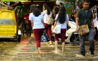 <div class="caption">
<p><strong>TRAVAIL. </strong>Students cross the flooded intersection of Taft Avenue and United Nations Avenue in Manila on Thursday (Sept. 28, 2023). State weather bureau PAGASA said the extension of a low pressure area  outside the Philippine Area of Responsibility is causing moderate to heavy rains for the past few days. <em>(PNA photo by Joan Bondoc)</em></p>
</div>