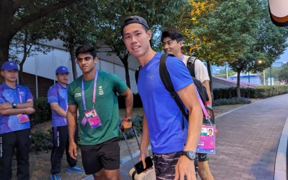 <p><strong>GOLDEN BET. </strong>The Philippines' Ernest John Obiena (in blue) is on h<span style="font-weight: normal;">is way to practice at the 19th Asian Games in Hangzhou, China on Friday (Sept. 29, 2023). The World No. 2 pole vaulter is expected to deliver the country's first gold medal on Saturday night (Sept. 30). <em> (</em></span><em><strong style="font-weight: normal;"><span style="text-align: left; display: inline!important; background-color: #ffffff;">PSC-POC Media Pool)</span></strong></em></p>