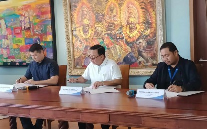 <p><strong>AGREEMENT</strong>. Iloilo City Mayor Jerry Treñas (center) and the Iloilo Festivals Foundation Inc. (IFFI) through its president Allan Ryan Tan (left) sign a memorandum of agreement with SM City assistant mall manager Darrel John Defensor (right) as one of the witnesses for the hosting of the National Bike Day Awards and Recognition set on Nov. 24-26, 2023. Department of Transportation Assistant Secretary for Road Transport and Infrastructure James Melad, who witnessed the signing at the city hall on Friday (Sept. 29, 2023), urged local government units to participate and get a broader base of cycling enthusiasts in their areas. <em>(PNA photo by PGLena)</em></p>