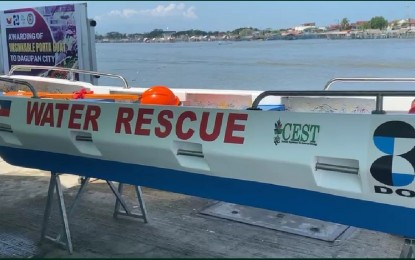 <p><strong>UNSINKABLE BOAT</strong>. The unsinkable portable boat made by Philtech and funded by the Department of Science and Technology is turned over to officials of Barangay Calmay in Dagupan City on Friday (Sept. 29, 2023). The boat will be used for emergency rescue and response. <em>(Photo courtesy of DOST Ilocos Region)</em></p>