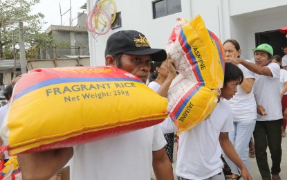 <div class="caption">
<p><strong>RICE ALLOWANCE.</strong> Pantawid Pamilyang Pilipino Program beneficiaries of Siargao Island, Surigao del Norte bring home sacks of rice on Friday (Sept. 29, 2023). President Ferdinand R. Marcos Jr. led the distribution of the sacks of rice, part of the seized goods from a Zamboanga City warehouse raided by the Bureau of Customs.<em> (PNA photo by Joey Razon)</em></p>
</div>