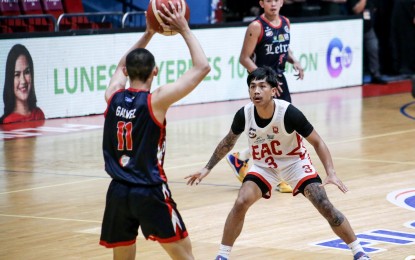 <p><strong>KEEPING AN EYE ON THE BALL</strong>. King Gurtiza of Emilio Aguinaldo College (No. 3 ) guards Kier Galvez of Letran College (No. 11) during the National Collegiate Athletic Association (NCAA) Season 99 at the Filoil EcoOil Centre in San Juan on October 1, 2023. EAC won, 75-65. <em>(Photo courtesy of NCAA)</em></p>