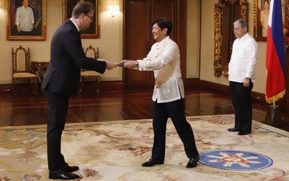 <p><strong>PRESENTATION OF CREDENTIALS.</strong> President Ferdinand R. Marcos Jr. receives the credentials of Lithuanian Non-Resident Ambassador to the Philippines Ricardas Slepavicius at Malacañan Palace on Tuesday (Oct. 3, 2023). During the meeting, the Philippines and Lithuania sought to enhance their partnership in the fields of technology, cybersecurity, education, and people-to-people exchanges. <em>(PNA photo by Alfred Frias)</em></p>