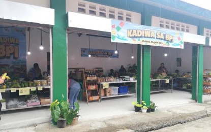 <p><strong>KADIWA MARKET.</strong> The 'Kadiwa ng Pangulo' at the Bureau of Plant and Industry compound in Baguio City provides a market for the agricultural produce of small farmers in Baguio and Benguet province. Dr. Aida Pagtan, chief of the Regional Agriculture and Fisheries Information Service (RAFIS), bares Tuesday (Oct. 3, 2023) that the mobile Kadiwa has been providing local farmers access to the public, which also benefits from the affordable fresh produce on sale. <em>(PNA photo by Liza Agoot)</em></p>