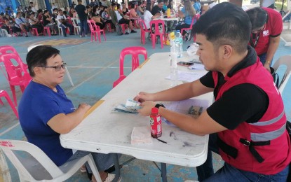 <p><strong>CASH AID</strong>. A rice retailer receives PHP15,000 cash assistance from the Department of Social Welfare and Development (DSWD) in Zambales on Monday (Oct. 2, 2023) as part of the second wave of payouts. So far, a total of 2, 639 rice retailers in Central Luzon have received government aid for complying with Executive Order (EO) 39 that sets a cap on the selling price of regular milled and well-milled rice. <em>(Photo courtesy of DSWD Region 3)</em></p>