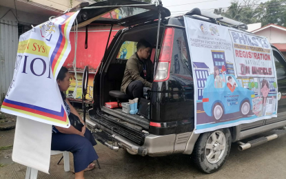 <p><strong>MOBILE REGISTRATION</strong>. A Philippine Identification System or PhilSys on Wheels conducts registration in a barangay in Antique on Tuesday (Oct. 3, 2023). Philippine Statistics Authority (PSA) Antique provincial head Randy Tacogdoy said in an interview they deployed five PhilSys on Wheels to conduct registration in remote barangays. (<em>PNA photo courtesy of PSA Antique</em>)</p>