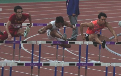 <p><strong>HURDLES EVENT</strong>. Philippines’ bet John Tolentino (center) competes in men’s 110-meter hurdles in the 19th Asian Games in Hangzhou, Zhejiang, China on Monday (Oct. 2, 2023). Tolentino finished fourth in 13.62 seconds. <em><strong>(PSC-POC Media Group photo)</strong></em></p>