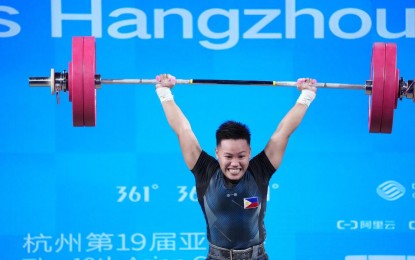 <p><strong>BRONZE LIFT.</strong> Elreen Ann Ando lifts a total of 222 kilograms in the snatch and 126 in the clean and jerk to win the bronze medal in the 19th Asian Games’s women’s weightlifting in Hangzhou, China on Monday (Oct. 2, 2023). It was the Philippines’ eighth bronze so far. <em>(PSC-POC Media Group photo)</em></p>