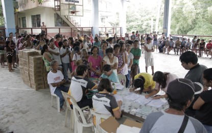 <p><strong>TAKE HOME FOOD PACKS</strong>. Mayon evacuees from Daraga, Albay line up to get their food packs on Saturday (Oct. 1, 2023) as they prepare to return to their homes after more than three months of taking shelter in evacuation centers. Some 1,529 families returned to their homes.<em> (Photo courtesy of LGU Daraga)</em></p>