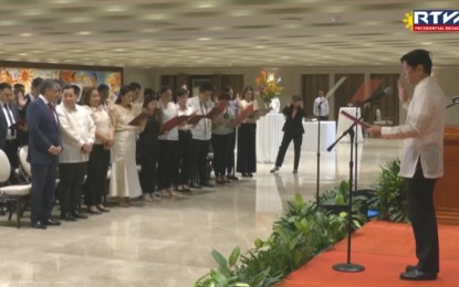 <p class="p1"><strong>MASS OATH-TAKING.</strong> President Ferdinand R. Marcos Jr. (right) administers the oath of office to newly appointed officials of various government agencies and four Palace media associations in a ceremony at the Heroes Hall of Malacañan Palace in Manila on Wednesday (Oct. 4, 2023). Among those who took their oath were officials of the Philippine Coast Guard, Bureau of Jail Management and Penology, the National Commission on Indigenous Peoples, and officers of the Malacañang Press Corps, Malacañang Cameramen Association, and the Presidential Photojournalists Association. <em>(Screenshot from Radio Television Malacañang)</em></p>