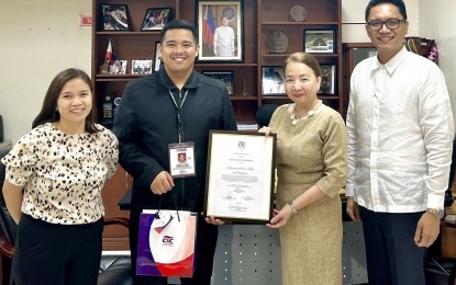 <p><strong>HIGHEST COMPLAINT RESOLUTION RATE.</strong> Civil Service Commission Public Assistance and Information Office Director Maria Luisa Agamata (2nd from right) awards a certificate of recognition to the Department of Social Welfare and Development (DSWD) represented by Assistant Secretary for Strategic Communications and DSWD spokesperson Romel Lopez (2nd from left) at the DSWD Central Office in Batasan, Quezon City on Oct. 2, 2023. The DSWD was recognized for achieving a 100-percent resolution rate on complaints coursed through CSC’s Contact Center ng Bayan. <em>(Photo courtesy of DSWD)</em></p>