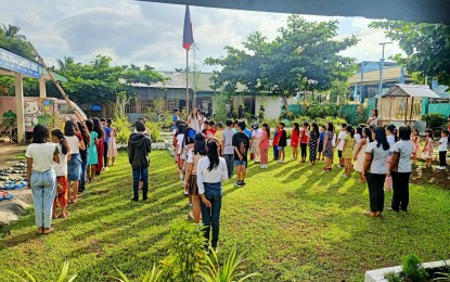 <p><strong>PRIORITIZE HEALTH</strong>. An elementary school in Aklan holds a flag-raising ceremony to open the school year 2023-2024 in August. The Department of Education (DepEd) in Western Visayas reminded schools to coordinate with local government units in responding to health issues and always prioritize the health and well-being of their students amid the reported flu-like illness affecting learners.<em> (PNA file photo courtesy of DepEd VI)</em></p>