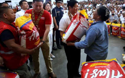 <p><strong>CAMPAIGN VS. HUNGER.</strong> President Ferdinand R. Marcos Jr. (2nd from right) oversees the distribution of sacks of premium quality rice to beneficiaries of the Pantawid Pamilyang Pilipino Program in Taguig City on Oct. 4, 2023. OCTA Research’s Tugon ng Masa survey from March 11 to 14, 2024 showed the country’s self-rated hunger decreased to 11 percent compared to 14 percent recorded in a similar survey held in the fourth quarter of 2023. <em>(PNA file photo by Joan Bondoc)</em></p>