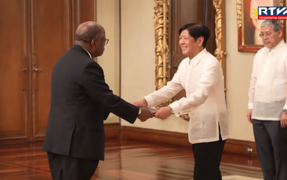 <p><strong>NEW ENVOY.</strong> President Ferdinand R. Marcos Jr. receives the credentials of Non-Resident Malawi Ambassador to the Philippines Kwacha Chisiza in a ceremony at Malacañan Palace in Manila on Thursday (Oct. 5, 2023). Marcos and Chisiza expressed their intent to improve the Philippines and Malawi’s cooperation in agriculture and launch a student exchange program. <em>(Screenshot from Radio Television Malacañang)</em></p>