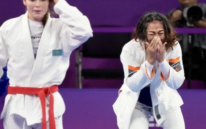 <p>Annie Ramirez (right), 19th Asian Games gold medalist in jiu-jitsu women’s -57kg <em>(PSC photo)</em></p>