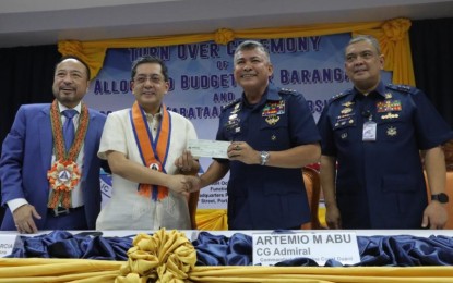 <p><strong>BSKE SUPPORT</strong>. Commission on Elections (Comelec) chairperson George Erwin Garcia (2nd from left) joins Philippine Coast Guard (PCG) Commandant Admiral Artemio Abu (2nd from right) during the turnover ceremony of PHP10 million worth of election-related support funds on Thursday (Oct. 5, 2023). The PCG said it will use the fund to support the preparations and conduct of the Barangay and Sangguniang Kabataan Elections. <em>(PNA photo by Yancy Lim)</em></p>