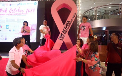 <p><strong>BREAST CANCER AWARENESS.</strong> The giant pink ribbon symbolizing the courage to fight breast cancer is unveiled at SM City Davao on Friday (Oct. 6, 2023) to mark Breast Cancer Awareness Month. Medical services are offered onsite such as free screening and breast cancer risk assessment. <em>(PNA photo by Robinson Niñal Jr.)</em></p>