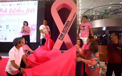 <p><strong>KNOWLEDGE SAVES LIVES.</strong> The pink ribbon symbolizing breast cancer awareness at a mall in Davao City last year. A group of doctors called Mindoro Breast Cancer Support Group shared life-saving knowledge on the prevention and early screening of breast cancer to village health workers in Oriental Mindoro on Friday (March 22, 2024). <em>(PNA file photo)</em></p>