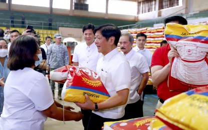 <p><strong>RICE FOR 4Ps BENEFICIARIES.</strong> President Ferdinand R. Marcos Jr. leads the distribution of sacks of rice to beneficiaries of the Pantawid Pamilyang Pilipino Program (4Ps) at the Capiz Gymnasium in Roxas City, Capiz on Friday (Oct. 6, 2023). In his speech, Marcos assured that his administration is committed to improving the productivity and income of farmers, especially amid the spike in the prices of rice. <em>(PNA photo by Alfred Frias)</em></p>