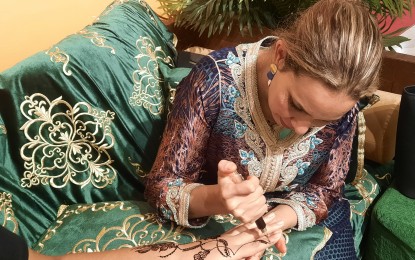 <p class="p1"><span class="s1"><strong>CULTURE ARTIST.</strong> Moroccan Loubna Bedour</span><em><span style="font-style: normal;"> applies free henna tattoo during the Morocco Kingdom of Light Festival held at Rustan’s Department Store in Makati City on </span></em><span class="s1">Sept. 19 to Oct. 3, 2023</span><em><span style="font-style: normal;">. Moroccans </span></em>mark significant milestones such as weddings, birth or simply to celebrate <em>Eid</em> (festival) by applying intricate henna designs. <em>(PNA photo by Joyce Rocamora)</em></p>