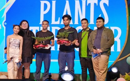 <p><strong>RIVER DRIVE.</strong> Moonton, the developer of Mobile Legends Bang Bang, donated 150 plants to DENR to help in the greenification of Pasig River during a ceremonial turnover along the Binondo-Intramuros Bridge on Saturday (Oct. 7, 2023). Moonton placed the plants inside a mystery box that was seen floating just below the bridge for the past week, but on Saturday, the plants were formally turned over to the DENR. <em>(PNA photo by Ivan Saldajeno)</em></p>