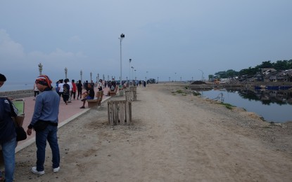 <p><strong>HAZE MONITORING.</strong> People walk down the Pantawan 2 extension at Rizal Boulevard in Dumaguete City on Saturday (Oct. 7, 2023) amid hazy skies. The state weather bureau PAGASA says the haze, which enveloped Negros Oriental and other areas in the Visayas since Oct. 2, has cleared up.<em> (PNA photo by Mary Judaline Flores Partlow)</em></p>