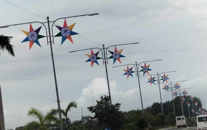 <p><strong>RAINBOW LANTERNS.</strong> Rainbow Christmas lanterns are mounted along Diversion Road in Iloilo City. Spearheaded by the Philippine Chamber of Commerce and Industry-Iloilo chapter, the “Ilonggo Rainbow Christmas Parol” project targets to deck the city with 2,000 colorful parols. <em>(PNA photo by PGLena)</em></p>
<p><em> </em></p>