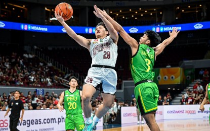 <p><strong>UNBEATEN.</strong> UP's Janjan Felicilda (in white jersey) goes for a layup against FEU's LJ Gonzales in the University Athletic Association of the Philippines (UAAP) Season 86 men's basketball at the SM Mall of Asia Arena on Wednesday (Oct. 11, 2023). The Fighting Maroons won in overtime, 80-76. <em>(Photo courtesy of UAAP)</em></p>