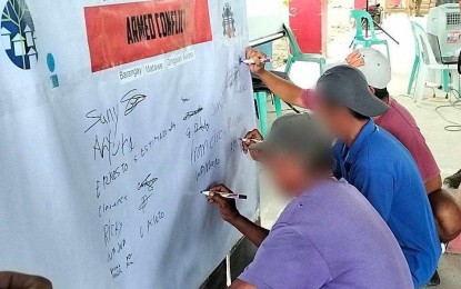 <p><strong>COMMITMENT</strong>. Sympathizers of the Communist Party of the Philippines-New People's Army (CPP-NPA) from Dingalan, Aurora denounce their support for the terrorist group and sign a commitment of support to the government on Wednesday (Oct. 12, 2023). Lt. Col. Julito Recto Jr., commanding officer of the Philippine Army’s 91st Infantry Battalion, said the villagers realized that they were deceived by the CPP-NPA. <em>(Photo by Jason de Asis)</em></p>