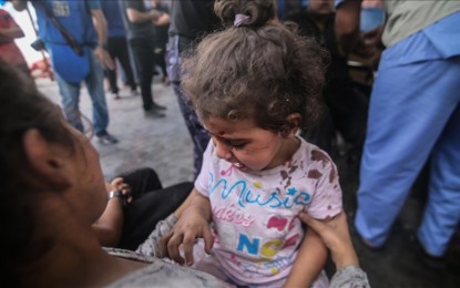 <p><strong>CEASEFIRE.</strong> An injured child waits outside of a hospital as Israeli airstrikes continue on the sixth day in Rafah, Gaza on Oct. 12, 2023. Unicef has called for a ceasefire for the safety of the children. <em>(Anadolu)</em></p>