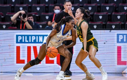 <p><strong>ONE-ON-ONE</strong>. Ateneo de Manila University's Sarah Makanjuola (left) challenges the defense of Far Eastern University's Queenie Aquino during their University Athletic Association of the Philippines Season 86 women's basketball match at Mall of Asia Arena in Pasay City on Saturday (Oct. 14, 2023). The Lady Eagles won, 72-64, to gain solo second place at 4-1. <em>(UAAP photo)</em></p>