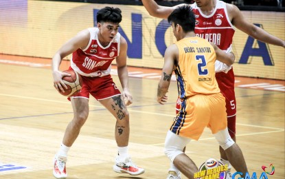 <p><strong>NEXT MOVE</strong>. San Beda University’s Jacob Cortez (with ball) prepares to dribble past Jose Rizal University's JL Delos Santos during their National Collegiate Athletic Association Season 99 men's basketball match at Filoil EcoOil Arena in San Juan on Saturday (Oct. 14, 2023). The Red Lions prevailed, 74-70. <em>(Photo courtesy of NCAA)</em></p>