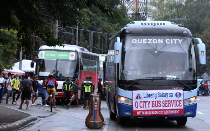 <p><strong>FREE RIDES.</strong> A bus offering free rides to the public operated by the Quezon City government on Elliptical Avenue on Monday (Oct. 16, 2023). Several "libreng sakay" (free ride) buses and other vehicles have been dispatched in areas affected by the transport strike in the National Capital Region, with several on standby. <em>(PNA photo by Joey O. Razon)</em></p>