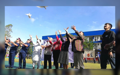 <p><strong>FOR PEACEFUL POLLS</strong>. Stakeholders for the Barangay and Sangguniang Kabataan Elections (BSKE) released white doves after the peace covenant and manifesto of support signing on Monday (Oct. 16, 2023) at the Police Regional Office-Cordillera headquarters in Camp Bado Dangwa, La Trinidad, Benguet. Comelec Cordillera regional director Atty. Julius Torres highlighted the importance of BSK officials, saying they are the first responders to issues and problems in the community. <em>(PNA photo by Liza T. Agoot)</em></p>