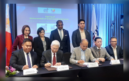 <p><strong>HALAL DEVELOPMENT.</strong> Trade Secretary Alfredo Pascual (seated, 2nd from left) sign a memorandum of understanding with DK P.O. Financing Co., Inc. (DKPOFCI) president and CEO Antonio JP Intal (seated, 3rd from left) for a purchase order-based financing that can be tapped by micro, small and medium enterprises (MSMEs) who would like to go halal. Access to non-interest-based financing is part of DTI's initiatives to grow the local halal industry. <em>(PNA photo by Kris Crismundo)</em></p>