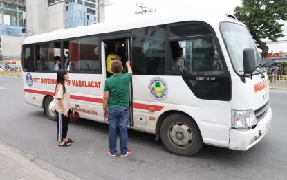 <p><strong>FREE RIDE</strong>. A coaster offering free rides to the public was deployed by the city government of Mabalacat in Pampanga province amid the transport strike on Monday (Oct. 16, 2023). Mabalacat City is one of the local government units in Central Luzon that deployed vehicles offering free rides to ensure the safety and convenience of the commuters.<em> (Photo courtesy of the Mabalacat City government)</em></p>