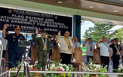 <p><strong>COMMITMENT.</strong> Western Visayas Regional Elections Director Dennis Ausan (3rd from left) leads participants to the multi-sectoral peace assembly in reciting the statement of commitment for the Oct. 30 polls held simultaneous with the flag-raising ceremony at Camp Martin Delgado in Iloilo City on Monday (Oct 30, 2023). Ausan said the assembly is a “show of coordination” in preparation for the Barangay and SK elections. <em>(PNA photo by PGLena)</em> </p>