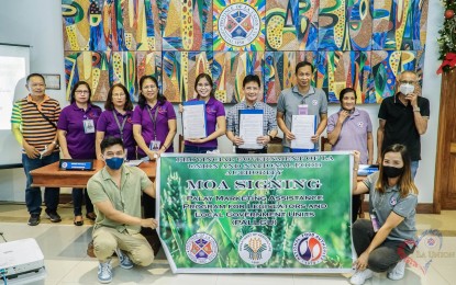 <p> </p>
<p><strong>TOP-UP PRICE</strong>. La Union Governor Raphaelle Ortega-David (middle) and officials of the National Food Authority and the Department of Agriculture provincial offices pose for a photo after the signing of memorandum of agreement for the Palay Marketing Assistance Program for Legislators and Local Government Units project on Monday (Oct. 16, 2023). The project aims to encourage farmers to sell their harvest to the NFA by adding PHP5 per kilo to the base price of palay buying. <em>(Photo courtesy of provincial government of La Union)</em></p>