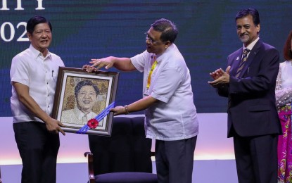 <p><strong>UNIQUE GIFT.</strong> President Ferdinand R. Marcos Jr. receives a mosaic portrait made of different varieties of rice during the 6th International Rice Congress 2023 at the Philippine International Convention Center in Pasay City on Monday (Oct. 16, 2023), with <span class="x193iq5w xeuugli x13faqbe x1vvkbs x1xmvt09 x1lliihq x1s928wv xhkezso x1gmr53x x1cpjm7i x1fgarty x1943h6x xudqn12 x3x7a5m x6prxxf xvq8zen xo1l8bm xzsf02u x1yc453h" dir="auto">International Rice Research Institute interim Director General Dr. Ajay Kohli looking on (right)</span>. In his speech, Marcos said the government continues to address issues on the price and supply of rice, which stem from several factors such as natural calamities and the illegal activities of smugglers and hoarders.<em> (PNA photo by Rey Baniquet)</em></p>