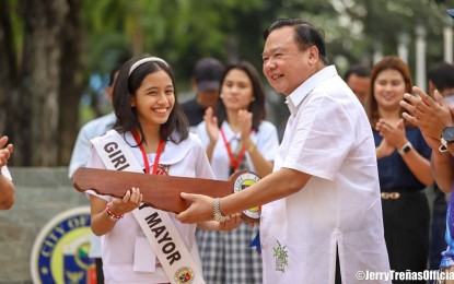 <p><strong>GIRL MAYOR.</strong> Zen Jollie Heler (left), a Grade 10 learner of the Assumption Iloilo, receives the symbolic key of responsibility from Mayor Jerry P. Treñas as she starts her weeklong stint as City Girl Mayor on Monday (Oct. 16, 2023). Heler leads 68 other boy and girl officials serving as counterparts of the heads of city government offices until Friday (Oct. 20).<em> (Photo from Jerry Treñas FB page)</em></p>